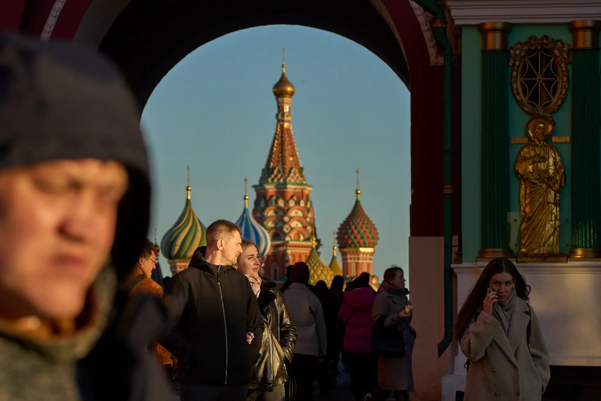 Храм Василя Блаженного, Москва. Російські та американські офіційні особи збираються зустрітися в Саудівській Аравії в понеділок для переговорів про часткове припинення вогню, щоб зупинити атаки на енергетичні об'єкти та кораблі в Чорному морі.